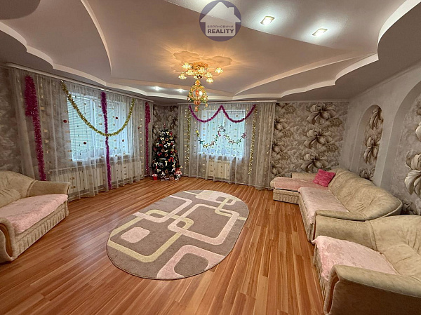 Дом с участком, 305 кв.м.